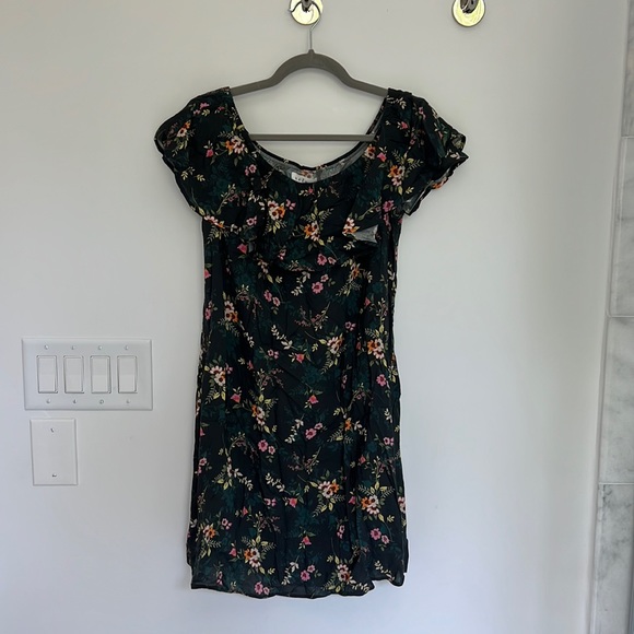 Velvet by Graham & Spencer Dresses & Skirts - Floral off the shoulder dress